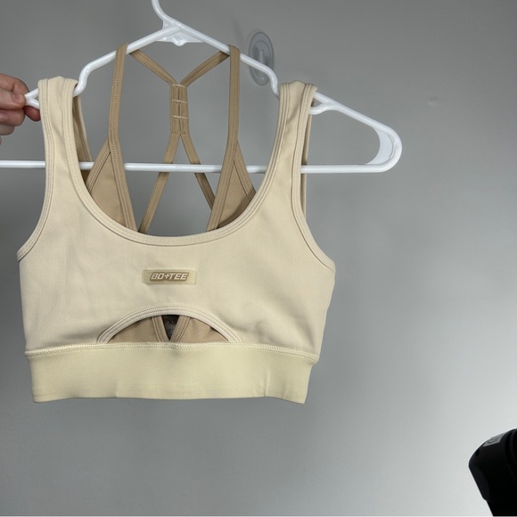 Bo+Tee Layered Keyhole Sports Bra Athletic Top Workout Tank Cream Size XS - Picture 9 of 15